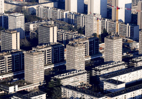Une photographie aérienne d'une banlieue moderne, comparable selon Konrad Lorenz à la structure des cellules tumorales